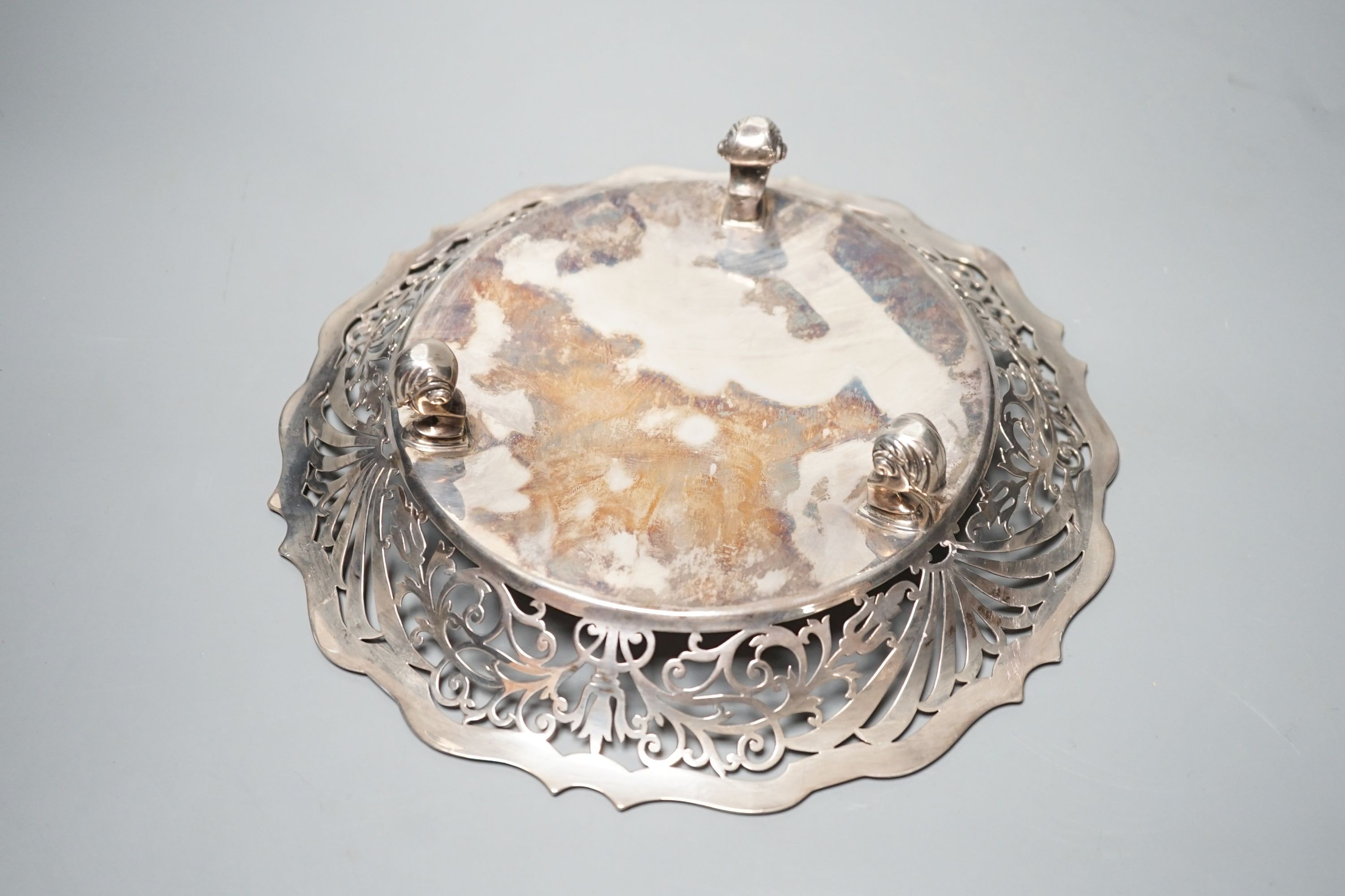 An Edwardian pierced silver dish, on three scroll feet, London, 1901, 24.8cm, 16oz.